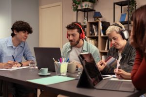 Personas en clase de inglés online