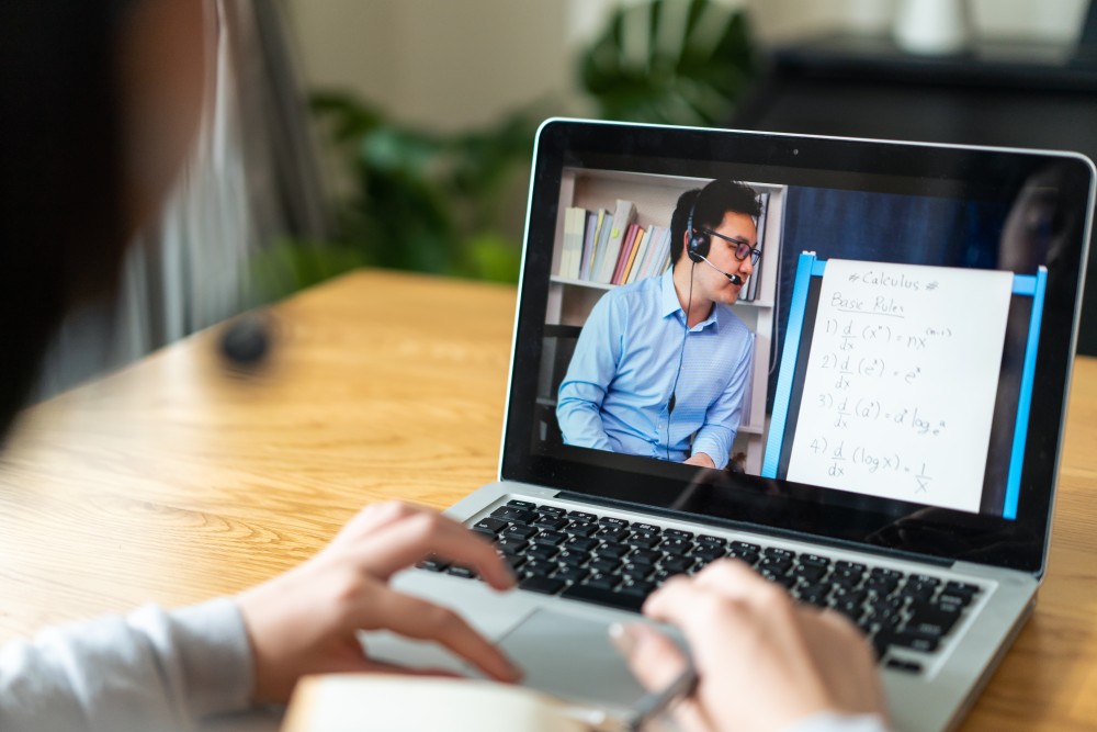 Personas teniendo clase online de inglés