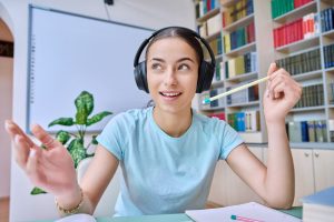 Chica escuchando lección de inglés