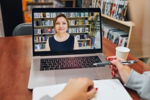 Reunión en streaming para ver clases de inglés online