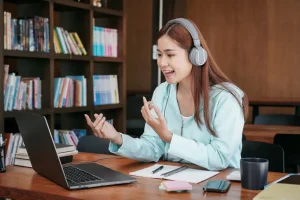 Chica practicando inglés online