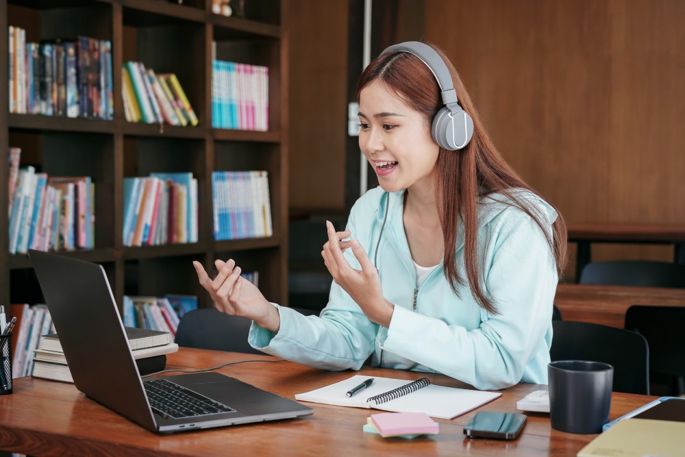 Chica practicando inglés online